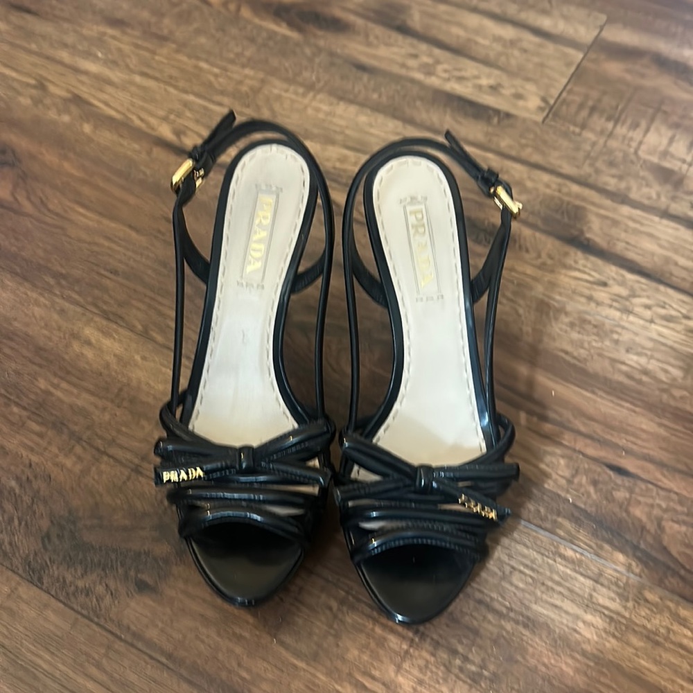 Prada  black heels very comfortable and great condition 😍😍😍